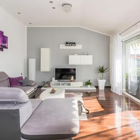 Awesome In W/ 2 Bedrooms 아파트 자다르