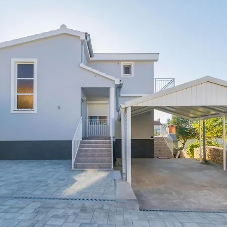Awesome In W/ 2 Bedrooms