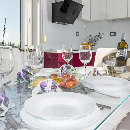 Awesome In W/ 2 Bedrooms * 자다르