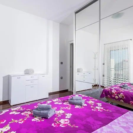 Awesome In W/ 2 Bedrooms * 자다르